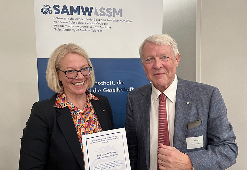 Urkundenübergabe der SAMW an Prof. Susanne Walitza